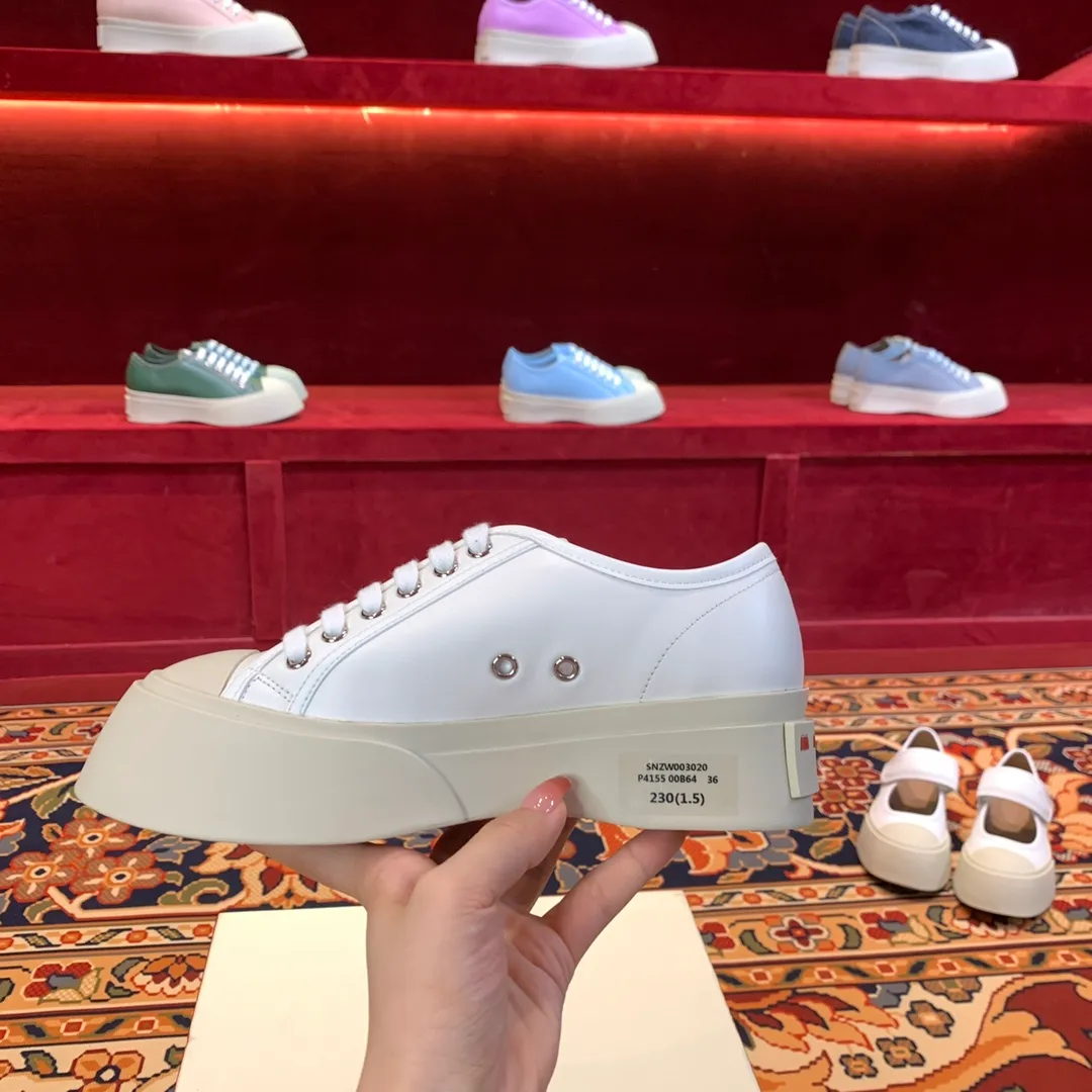 👟👟Ex-factory price 480👟👟 Marni Marni large-toe thick-soled Mary Jane shoes Marni is an independent designer brand from Italy. It has quickly become another big dark horse in the international fashion industry. Zhao Lusi and Song Zuer have the same Velcro large-toe shoes. It took 2 and a half months to purchase 5 pairs of originals, cut them open, open the bottom mold, decide on the materials, and tried again and again, and changed again and again. At present, the material, shape, lines, and outsole are almost the same as the original ones. Even the smell of cowhide is the same, so our shoes never put fragrance in them. The original cowhide smell is unique. 🐂Fabric: imported Bengal cowhide, matte and textured 🐂Inner: semi-matte cowhide, zero color difference 🐂Outsole: Original molded TU👟👟Ex-factory price➕👟👟Ex-factory price U foam 🪄Number of codes: 35 36 37 38 39 40